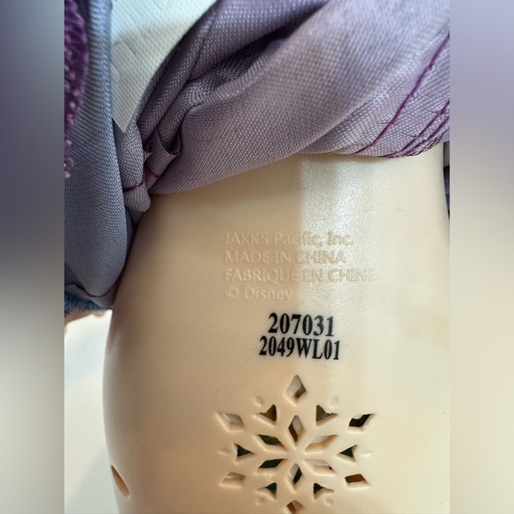 Disney Animation Frozen 2 Talking/Singing Elsa Doll Into The Unknown - Picture 5 of 5